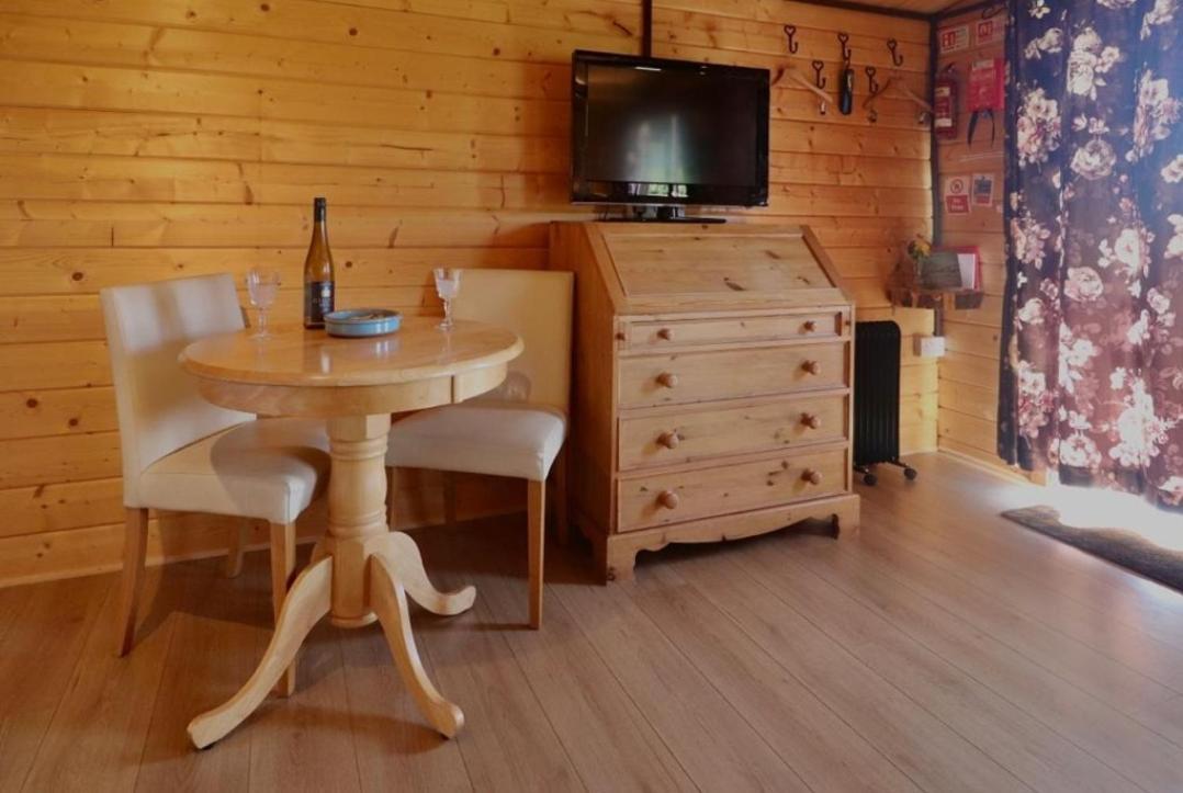 Country Bumpkin - Romantic Couples Stay In Oakhill Cabin מראה חיצוני תמונה